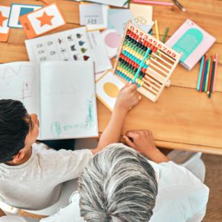 S knížkou a básničkami v parku